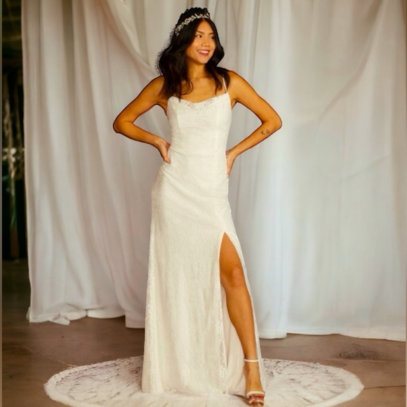 🌹NEW🌹White Lace Overlay Keyhole Back Elegant Feminine Size 12 Wedding Dress - Picture 2 of 13